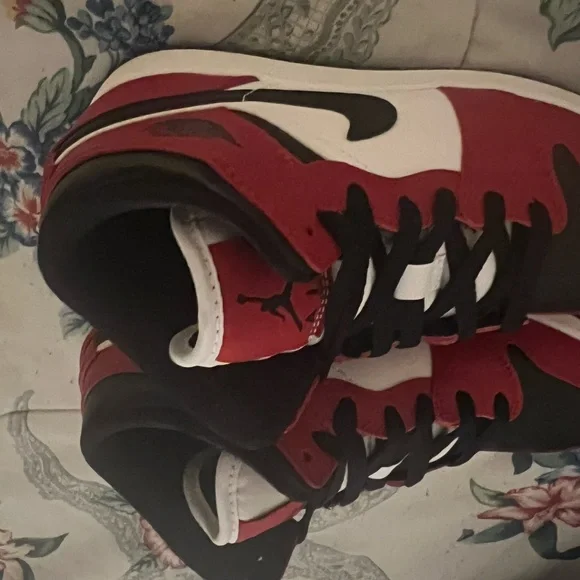 Jordan 1 Mid “Chicago Black Toe” - Picture 5 of 5